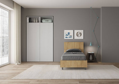 Letto singolo 80x200 Demas effetto legno chiaro in una stanza luminosa, con testata dritta e giroletto in nobilitato, stile minimalista e pratico.