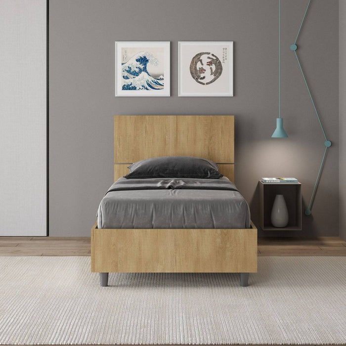 Letto singolo 80x200 Demas effetto legno chiaro in una camera moderna, con testata dritta e giroletto in nobilitato, perfetto per arredamenti eleganti.