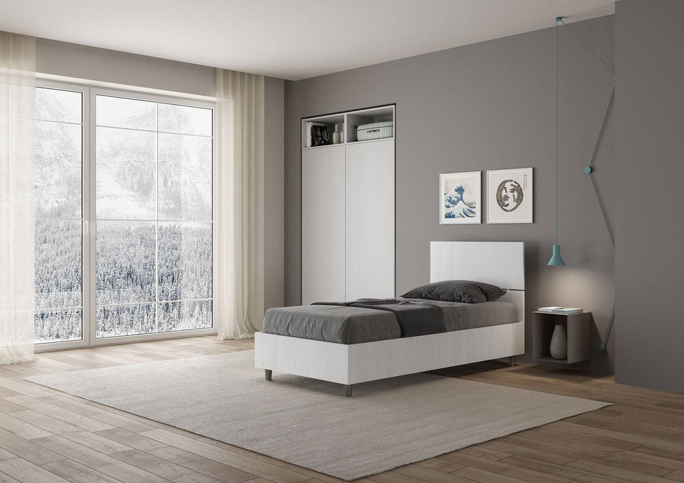 Camera moderna con letto singolo 80x200 Demas bianco, testata dritta e opzione contenitore, perfetto per spazi funzionali e raffinati.