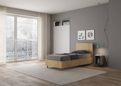 Camera moderna con letto singolo 80x200 Demas effetto legno chiaro, testata dritta e opzione contenitore, ideale per spazi funzionali e raffinati.