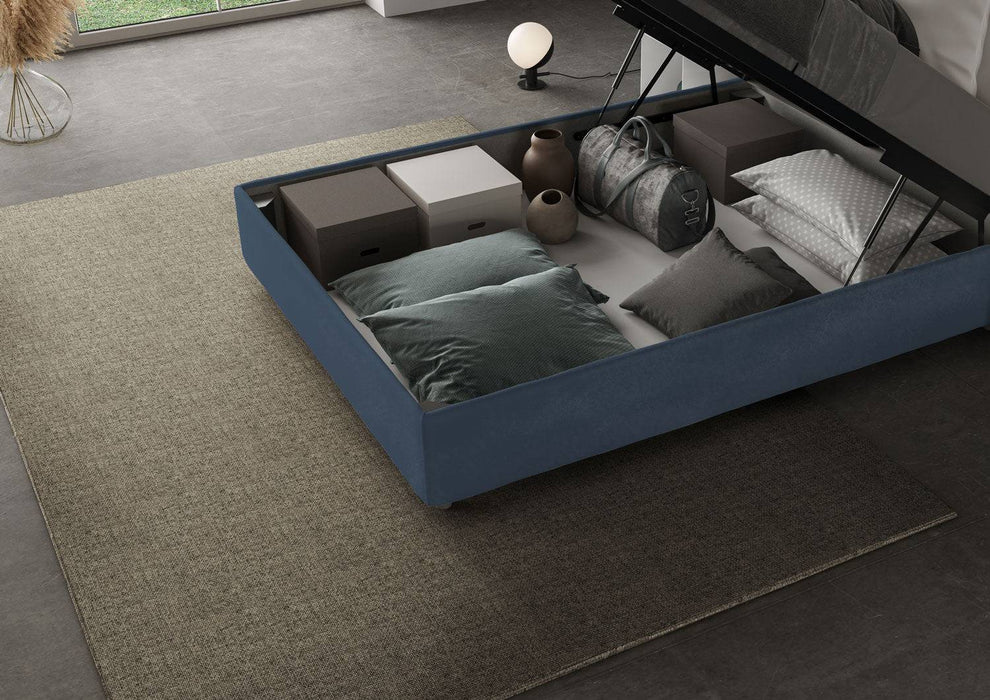 Vano contenitore del letto singolo Appia blu navy 100x210, con spazio per cuscini, scatole e accessori ben organizzati.