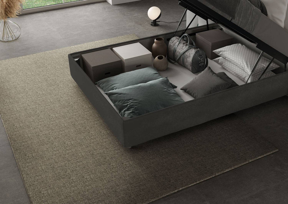 Dettaglio vano contenitore del letto singolo imbottito Adele 100x190 in microfibra grigio scuro, ideale per organizzare coperte e accessori.
