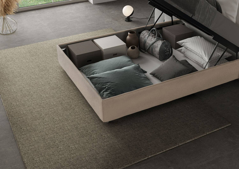 Ampio vano contenitore del letto singolo Antea beige 100x200, perfetto per organizzare cuscini, coperte e accessori.
