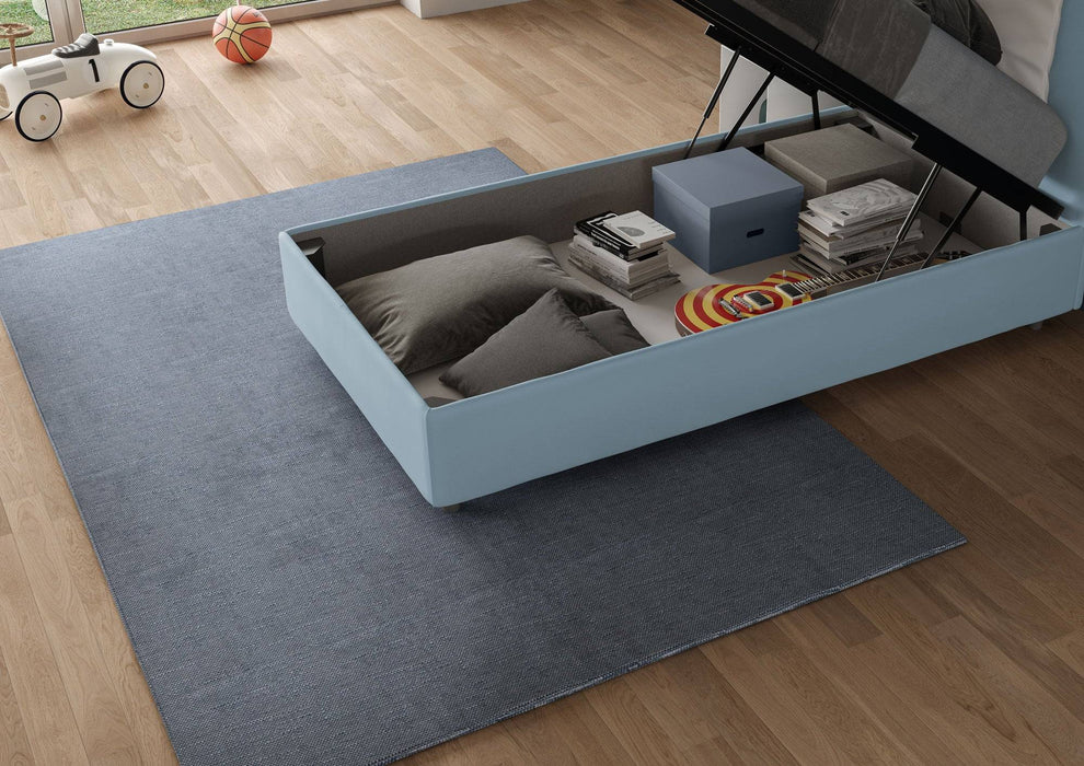 Letto singolo Antea azzurro chiaro con vano contenitore, soluzione salvaspazio elegante e funzionale.