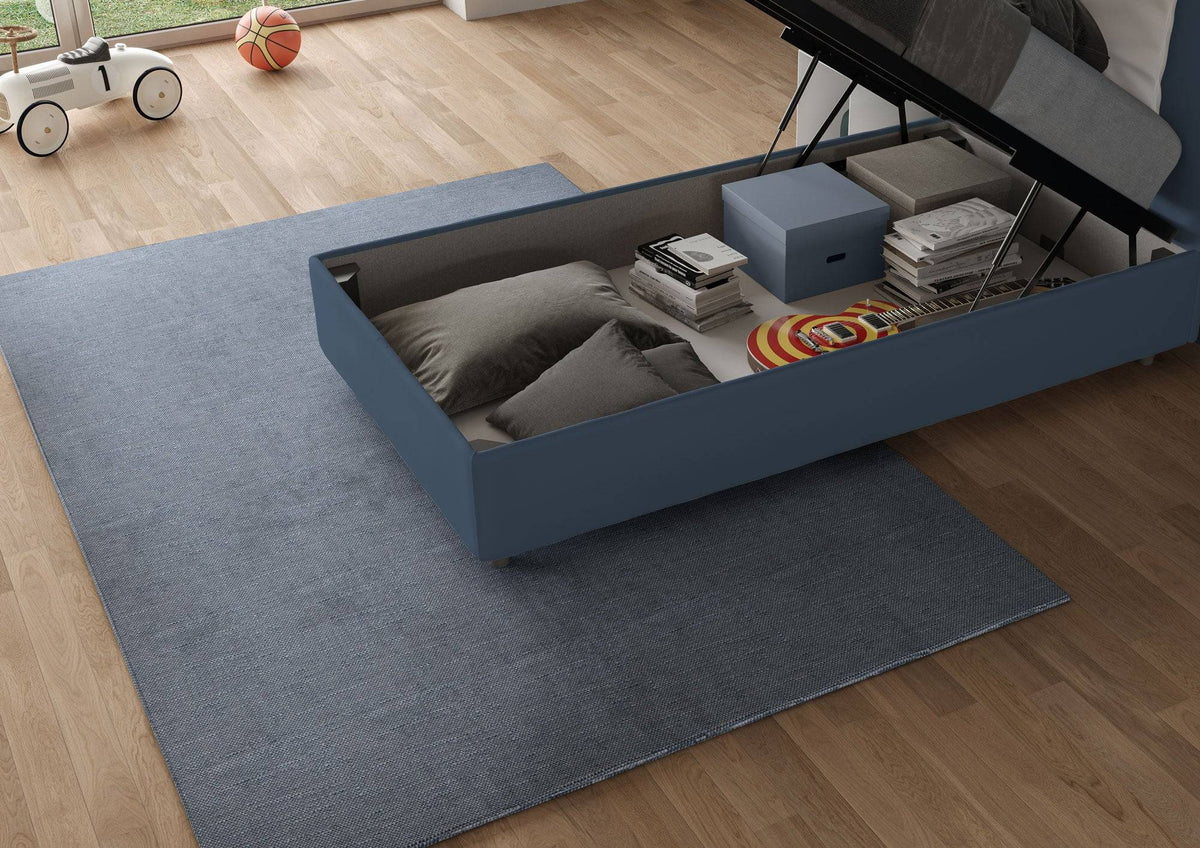 Contenitore del letto singolo Adele 90x200 in microfibra blu navy aperto, con spazio per cuscini e oggetti. Pratico per camere ordinate.