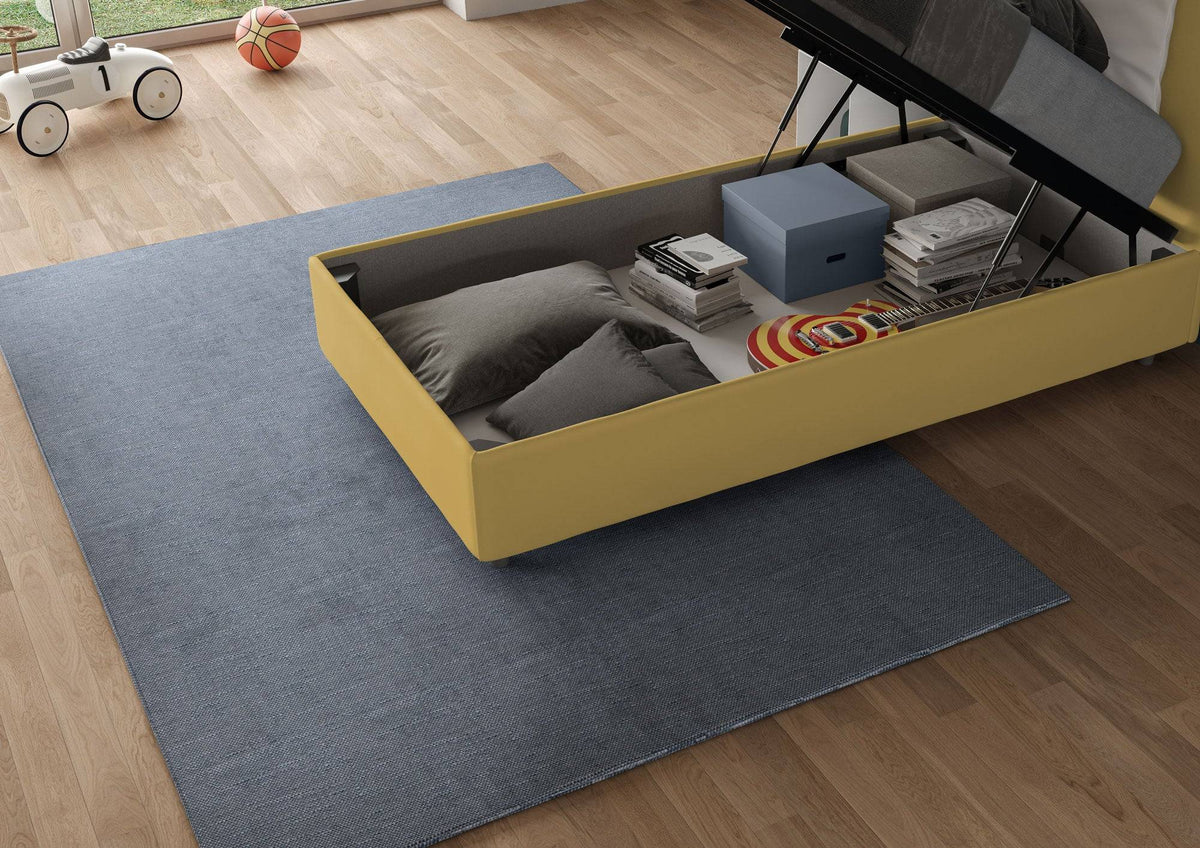 Contenitore del letto singolo Adele 90x200 in microfibra giallo senape aperto, con spazio per oggetti e giochi. Soluzione salvaspazio colorata.