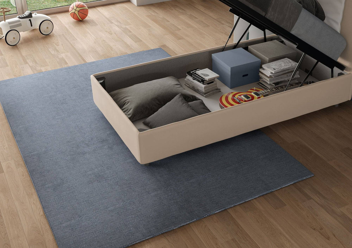 Contenitore del letto singolo Adele 90x200 in microfibra beige aperto, con spazio per cuscini e oggetti. Ottima soluzione salvaspazio per la camera.
