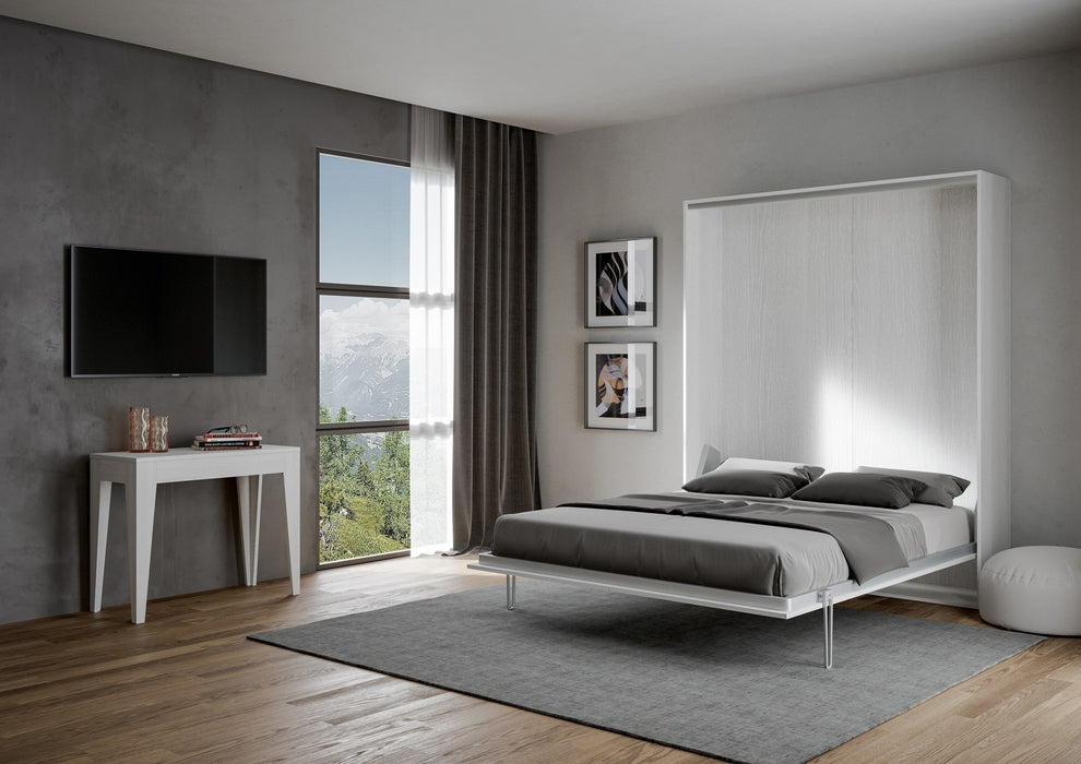 Letto Kentaro bianco aperto in ambiente living, soluzione salvaspazio elegante e pratica per arredamento multifunzionale.