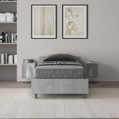 Letto singolo 80x200 Nuamo grigio in una camera moderna, abbinato a comodini sospesi e decorazioni minimaliste.