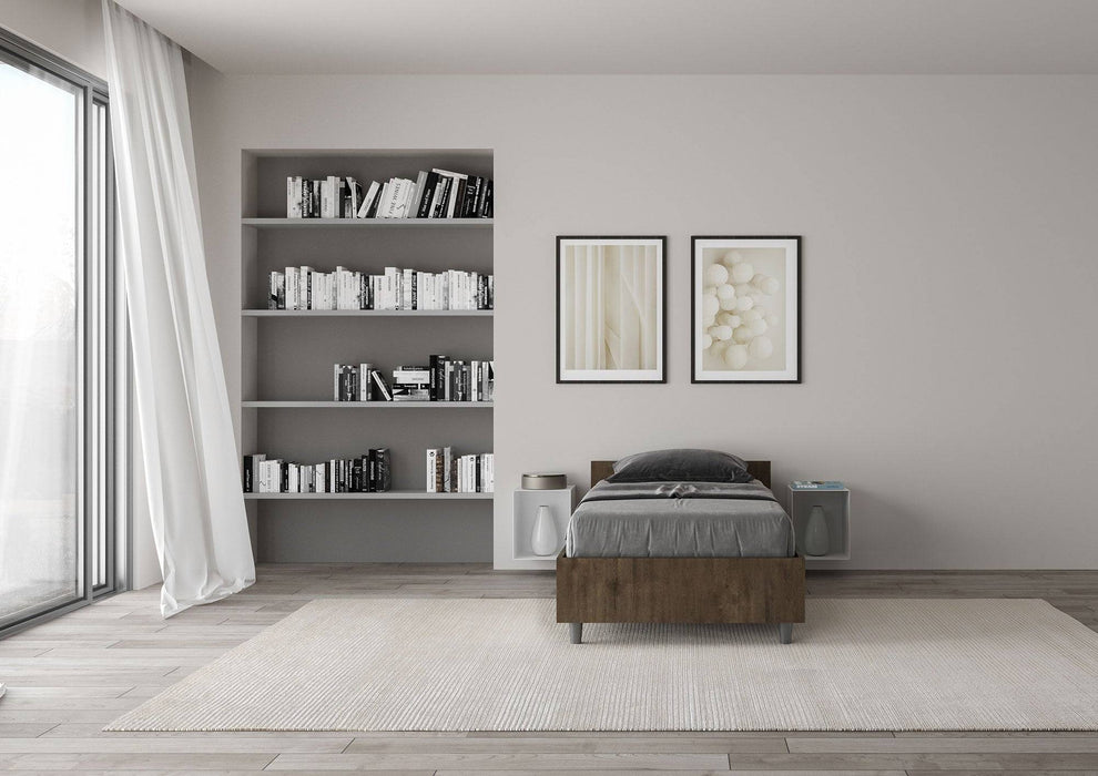 Letto singolo 80x190 Nuamo effetto legno scuro in una stanza luminosa con libreria e decorazioni eleganti, design pratico.