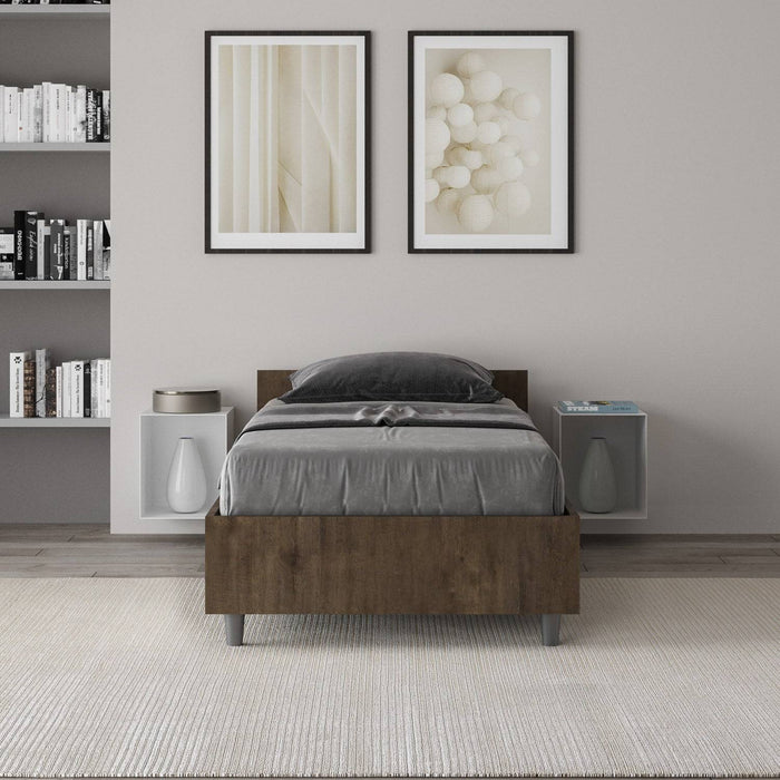 Letto singolo 80x200 Nuamo legno scuro in una camera moderna, abbinato a comodini sospesi e decorazioni minimaliste.