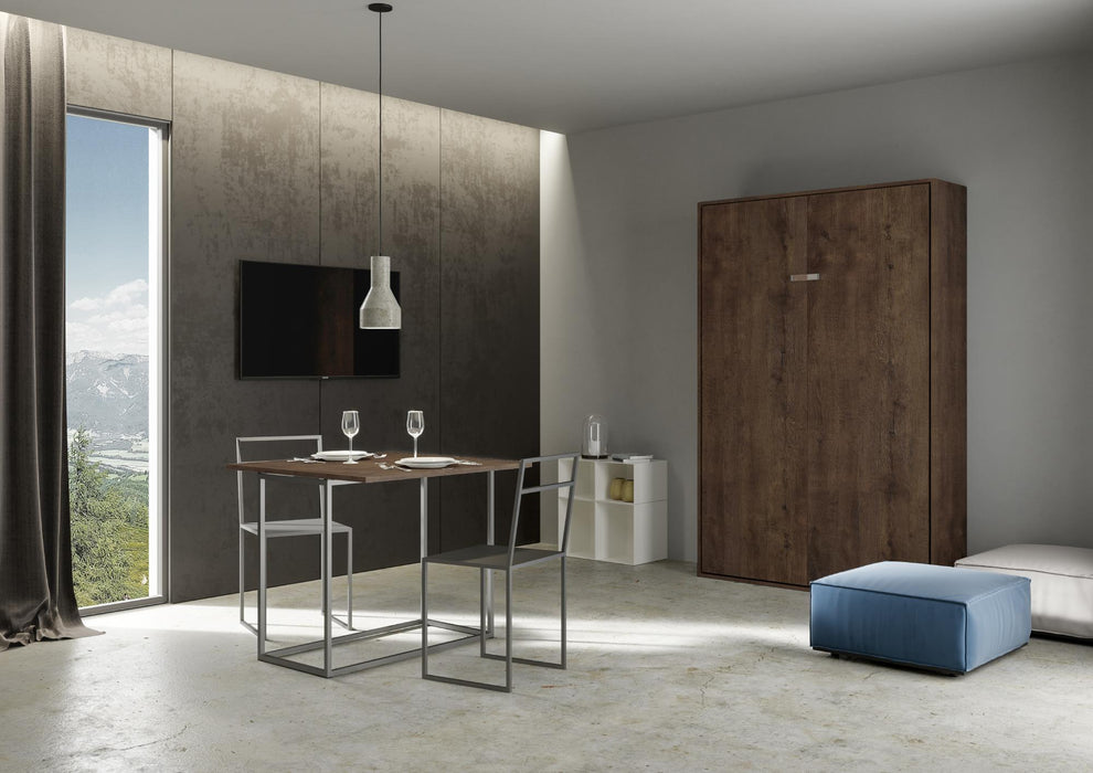 Letto Kentaro legno scuro chiuso in soggiorno elegante, perfetto per ambienti multifunzionali. Design salvaspazio con finitura calda e accogliente.
