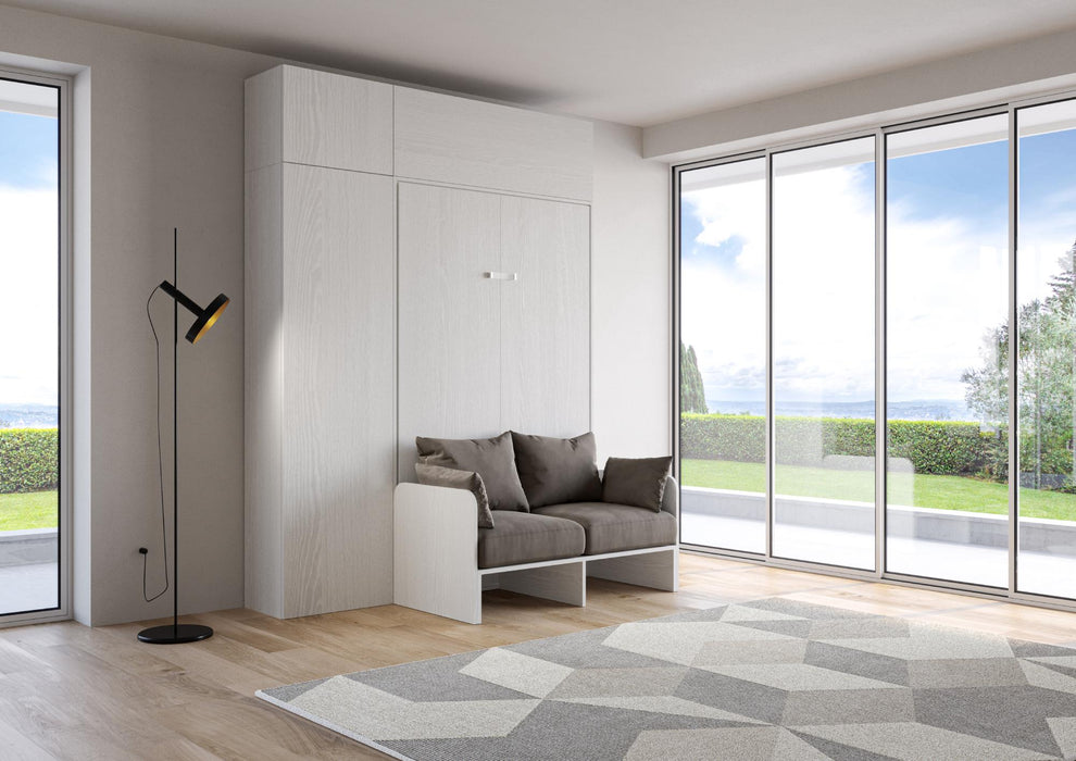 Letto a scomparsa Kentaro Sofà 120 verticale bianco frassino con armadio e pensile in soggiorno moderno e luminoso.