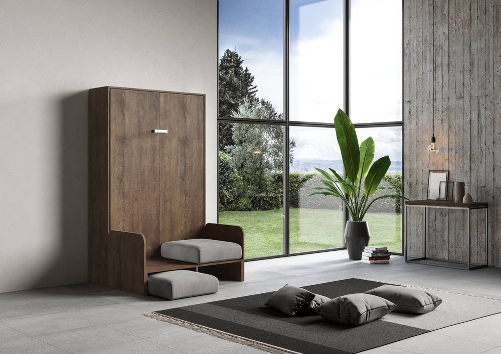 Struttura del letto Kentaro Sofà in legno scuro senza cuscini, pronta per l’uso notturno, perfetta per piccoli spazi.