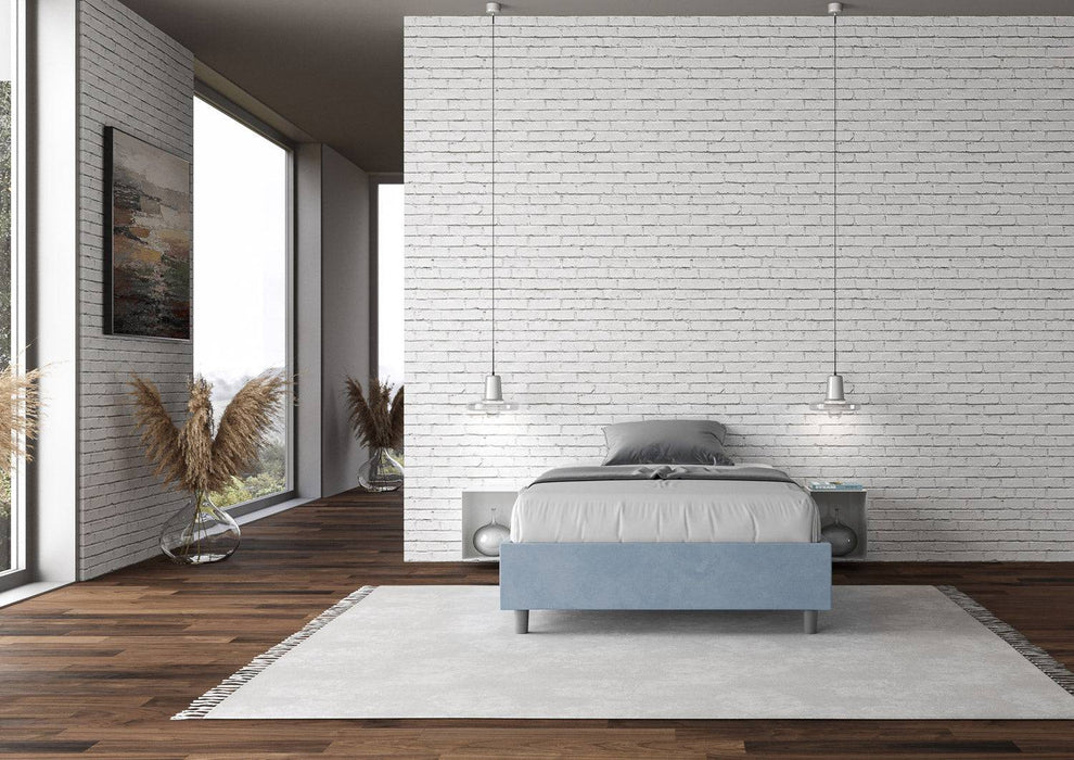 Letto singolo contenitore imbottito 100x210 microfibra Azelia azzurro chiaro in ambiente elegante con parquet e tappeto chiaro.