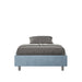 Letto singolo contenitore imbottito 100x210 microfibra Azelia azzurro chiaro con struttura moderna e piedini in metallo grigio.