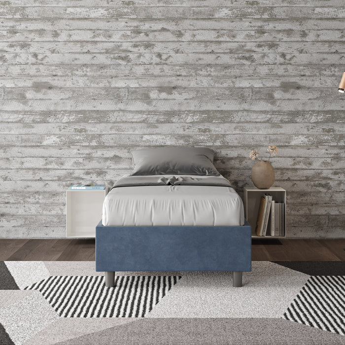 Letto singolo Azelia blu navy 80x190 in microfibra, perfetto per camere moderne con pareti effetto cemento.