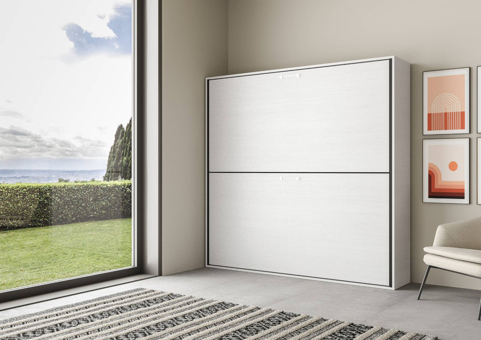 Letto a scomparsa Kando chiuso in finitura bianco frassino, design salvaspazio per arredare con stile e praticità.