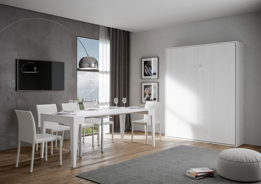 Letto a scomparsa Kentaro chiuso in finitura bianca in soggiorno moderno, perfetto per monolocali e spazi ridotti.