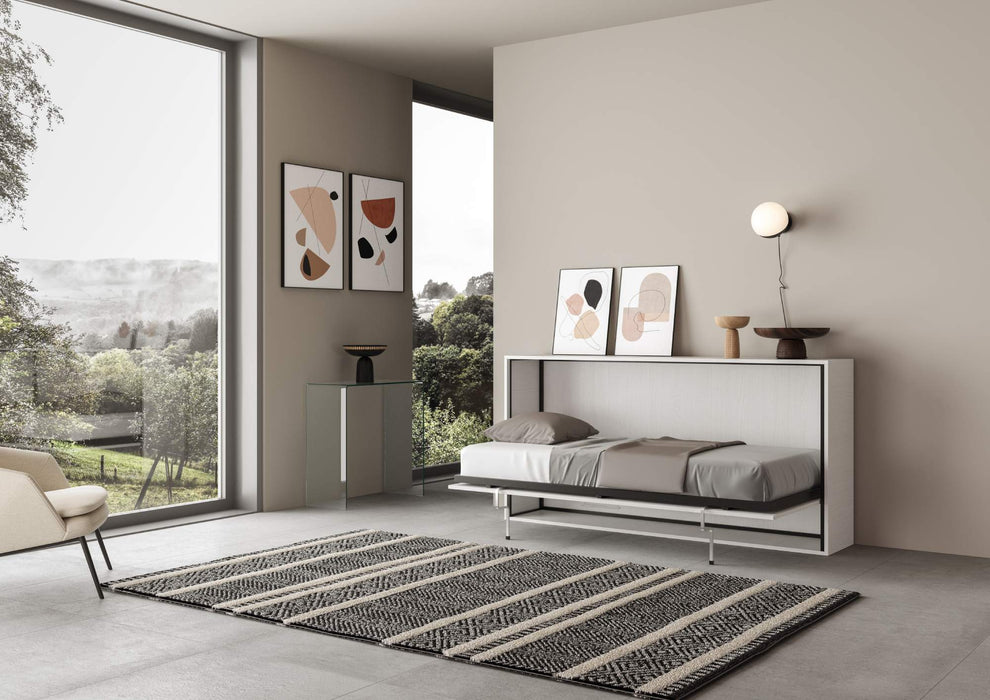 Letto singolo Kando aperto con materasso, finitura bianco frassino, perfetto per trasformare il soggiorno in zona notte.