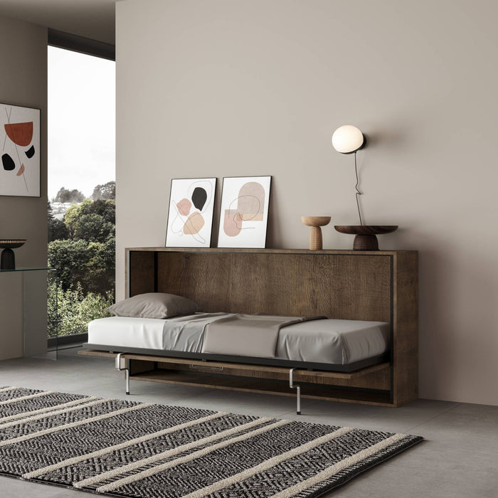 Letto Kando aperto in finitura legno scuro, soluzione salvaspazio elegante per soggiorni e camere da letto.