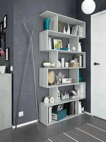 Libreria Fores grigia alta in melamina con ripiani regolabili, dimensioni 80x25x192 cm, posizionata in un soggiorno moderno con decorazioni.