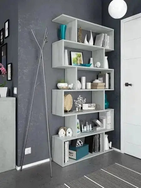 Libreria Fores grigia alta in melamina con ripiani regolabili, dimensioni 80x25x192 cm, posizionata in un soggiorno moderno con decorazioni.
