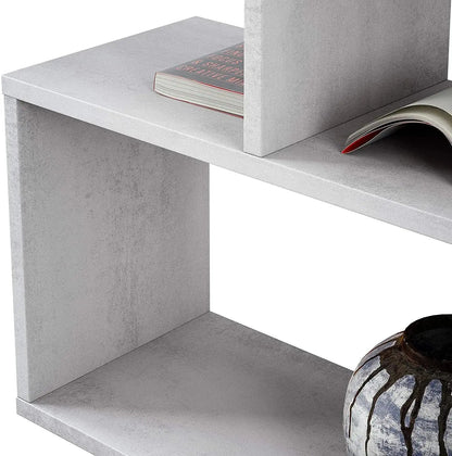 Dettaglio della libreria Fores grigia alta in melamina, evidenziando la finitura resistente e i ripiani regolabili per libri e decorazioni.