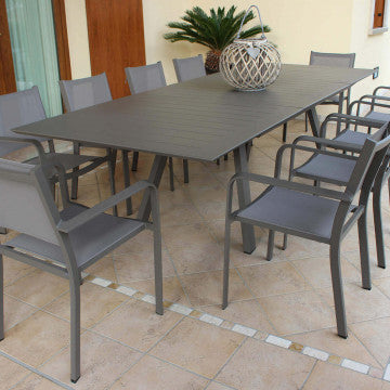 Tavolo Zante antracite con 10 sedie coordinate su terrazza, soluzione elegante per arredamento outdoor.
