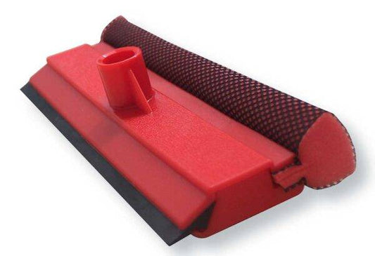 Accessorio tergivetro rosso con impugnatura antiscivolo per spazzola lavaggio auto con asta telescopica da 3 metri.
