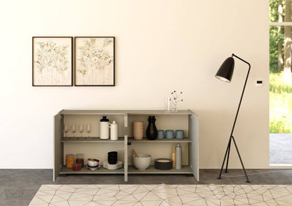 Interno credenza Riflesso cashmere con ripiani per piatti e bicchieri. Mobile pratico per organizzare la zona giorno.