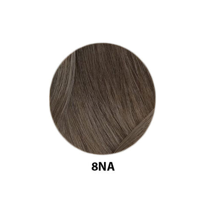 Swatch di colore capelli in tonalità biondo chiaro naturale cenere 8NA, capelli lisci e lucenti, esempio di risultato finale del prodotto