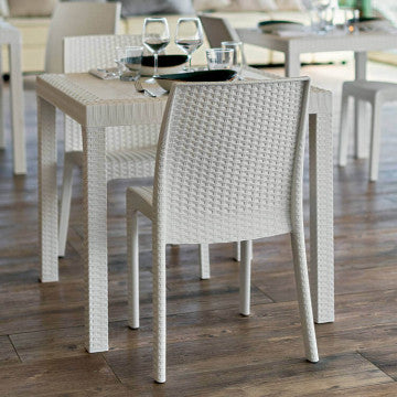 Tavolo quadrato 80x80 cm in wicker con struttura in plastica stampata