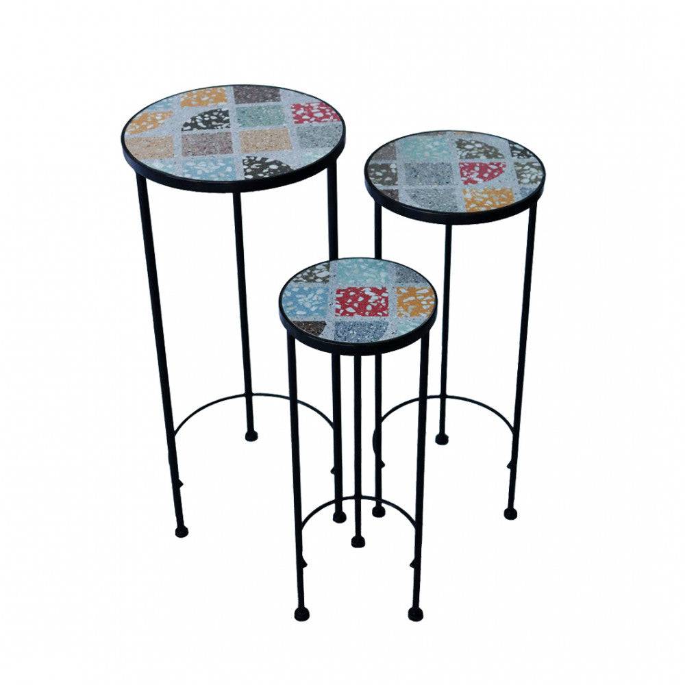 Set di tre tavolini alti con piani in ceramica multicolore e azzurro, struttura in metallo nero, ideale per salotti e decorazioni d'interni.