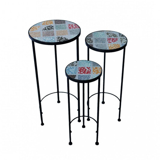 Set di tre tavolini alti con piani in ceramica multicolore e azzurro, struttura in metallo nero, ideale per salotti e decorazioni d'interni.