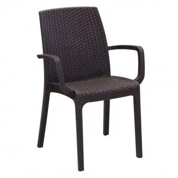 Poltrona Indiana in wicker marrone con struttura plastica stampata, ideale per esterni. Dimensioni 57 x 59 x 86 cm, resistente e moderna.