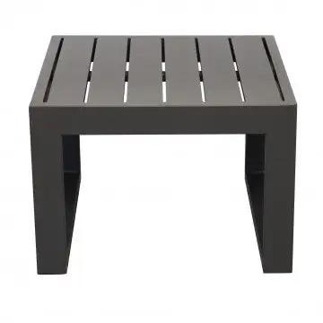 Vista frontale del Tavolino Cuba 45 x 45 in alluminio verniciato marrone scuro, perfetto per spazi esterni moderni e raffinati.