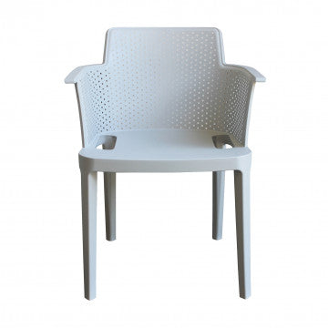Vista frontale della poltrona Cathy grigio chiaro. Struttura resistente e braccioli integrati per comfort e praticità.