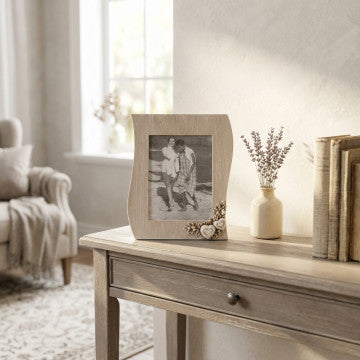 Portafoto in MDF con decoro ondulato, colore tortora e bianco