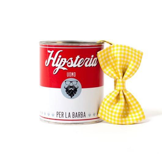 Contenitore di latta rosso con etichetta Hipsteria Uomo per la barba, accompagnato da papillon in seta giallo a quadretti, elegante e pratico.