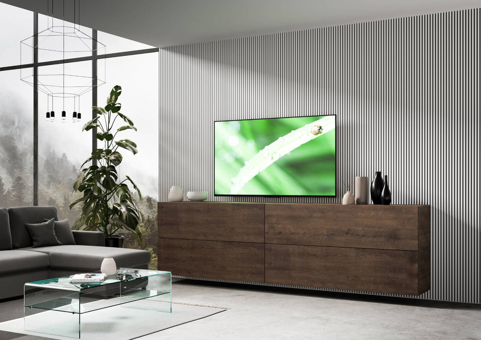 Parete attrezzata A102 L.288 H.80 P.39,2 installata in soggiorno moderno, design minimal in legno scuro con TV e decorazioni.