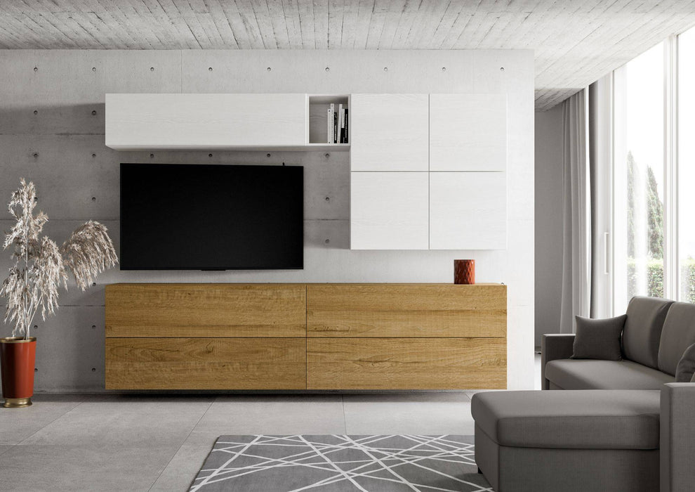 Composizione parete soggiorno A151 L.308 installata in salotto moderno con TV, base legno chiaro e pensili bianchi sospesi.