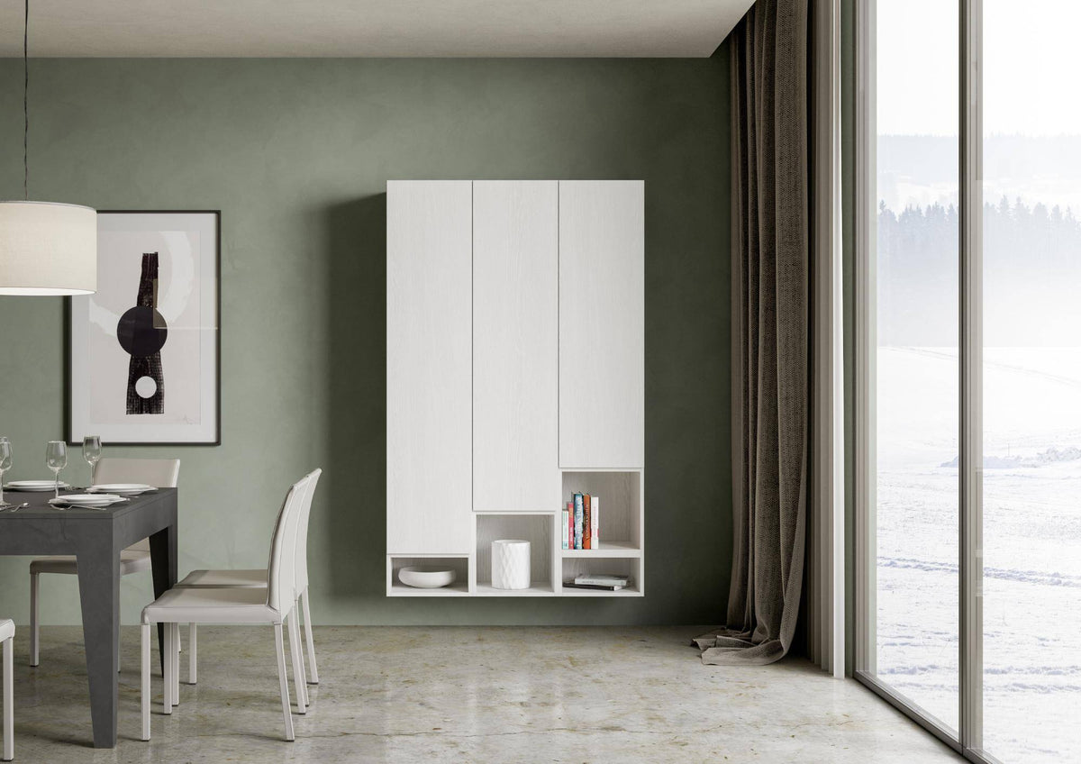 Parete attrezzata Isoka bianca in soggiorno moderno, perfetta per organizzare libri e oggetti decorativi con eleganza e funzionalità.