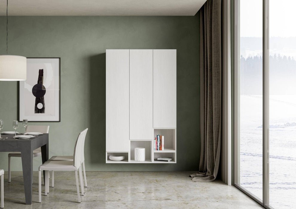 Parete attrezzata Isoka bianca in soggiorno moderno, perfetta per organizzare libri e oggetti decorativi con eleganza e funzionalità.