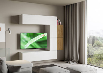 Parete attrezzata Isoka A23 installata in soggiorno moderno, con pensili bianchi e rovere, ideale per TV e contenimento elegante.