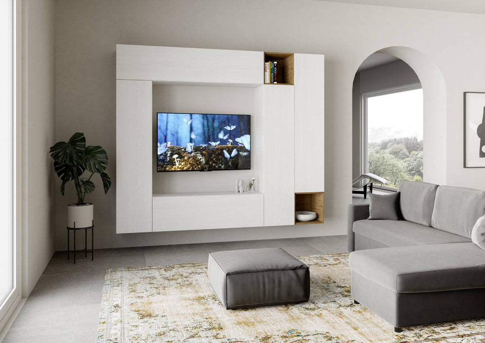 Parete attrezzata A32 installata in soggiorno moderno con TV integrata, design elegante e vani a giorno in legno per un tocco contemporaneo.