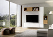Parete attrezzata A49 installata in soggiorno moderno, con TV centrale e mobili sospesi in bianco e rovere per un design elegante e funzionale.