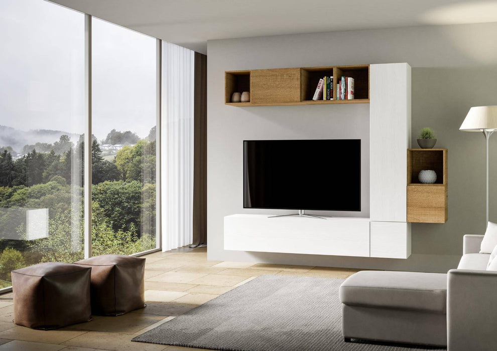 Parete attrezzata A49 installata in soggiorno moderno, con TV centrale e mobili sospesi in bianco e rovere per un design elegante e funzionale.