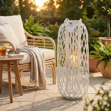 Lanterna in vimini e vetro bianco con decorazioni, altezza 95 cm
