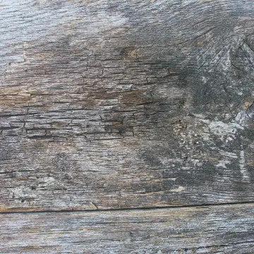 Dettaglio superficie del piano tavolo per base Paxos 70 x 70 in cementite laminata effetto legno, texture realistica e resistente all'usura.